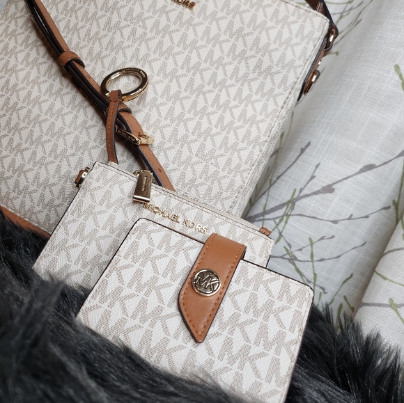 Michael kors jet set large messenger crossbody. - Picture 3 of 9